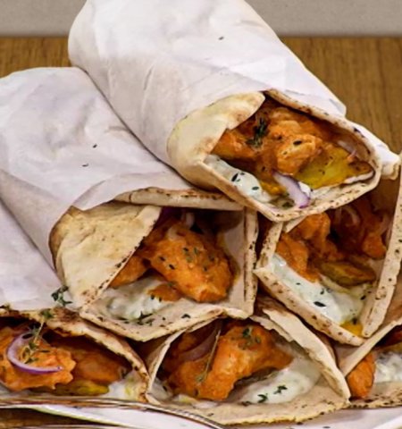 Τυλιχτό με αράβικη πίτα και butter chicken
